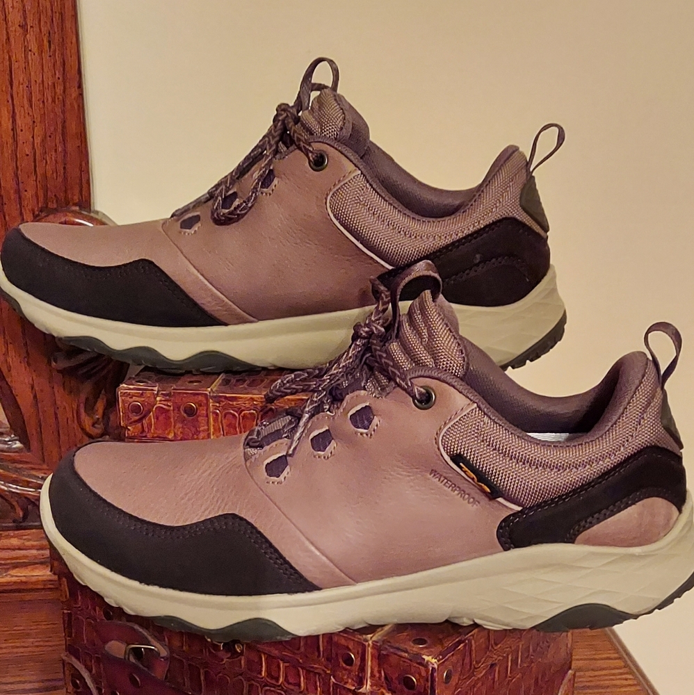 Teva waterproof lace up men's shoes size 10